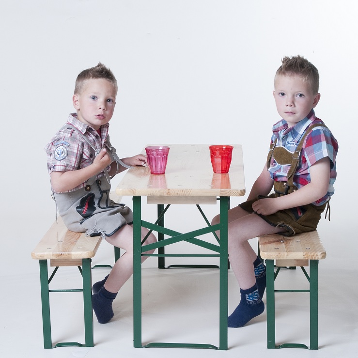 Kinderfeest tafel met 2 banken