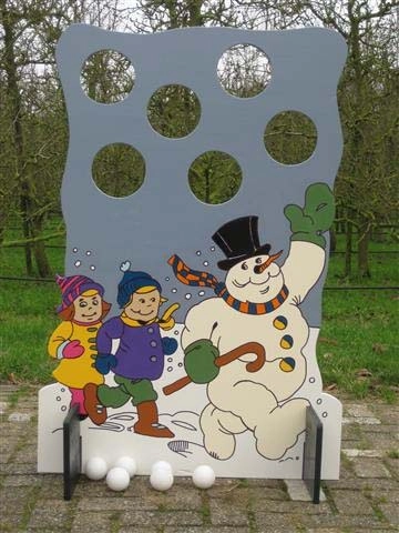 Kinderspel sneeuwbal gooien